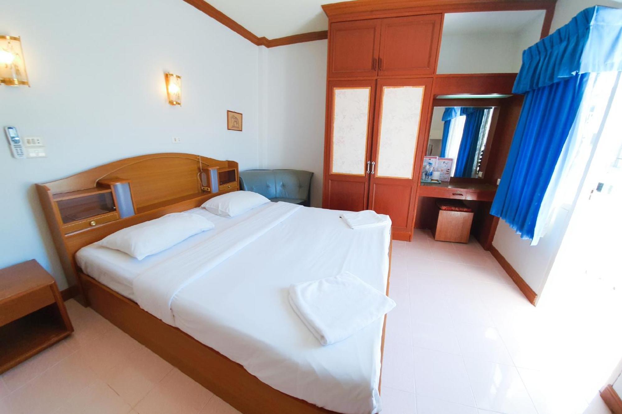 Break Point Hotel Patong Exterior photo
