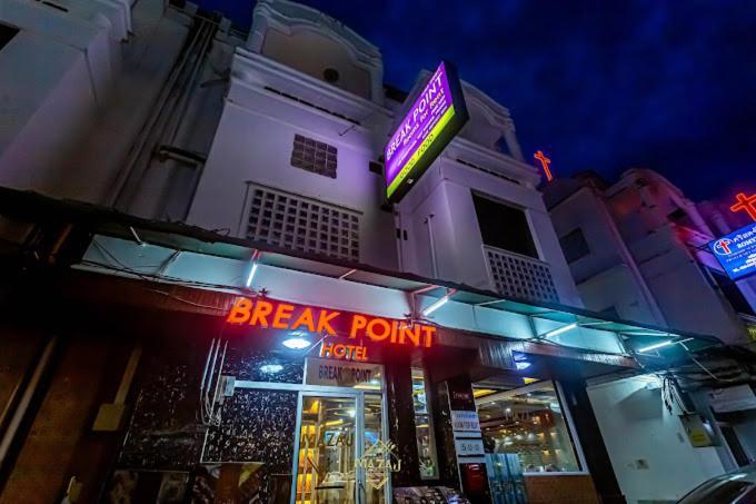 Break Point Hotel Patong Exterior photo
