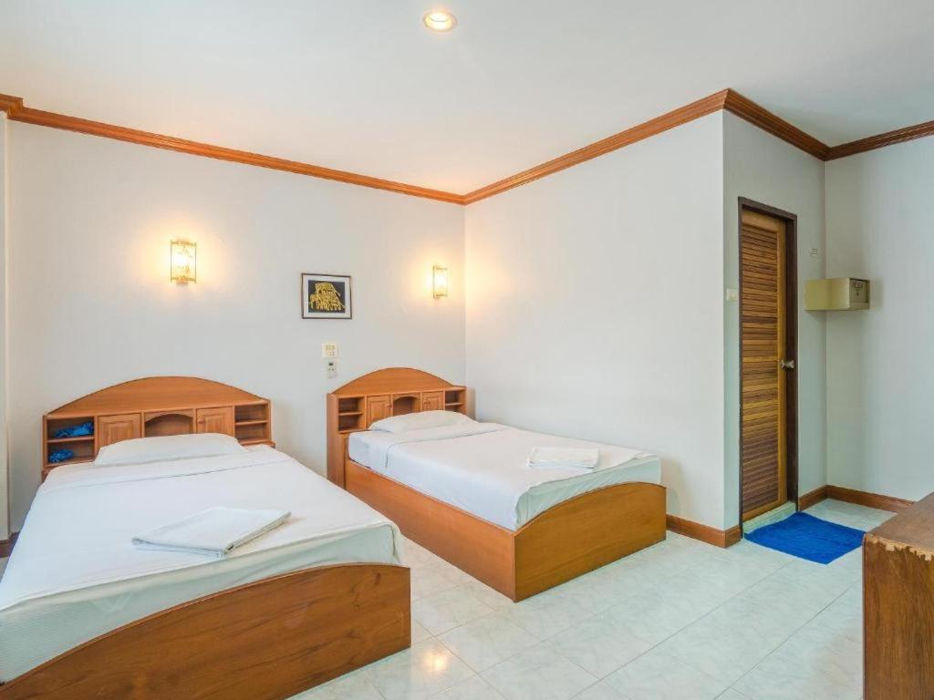 Break Point Hotel Patong Exterior photo