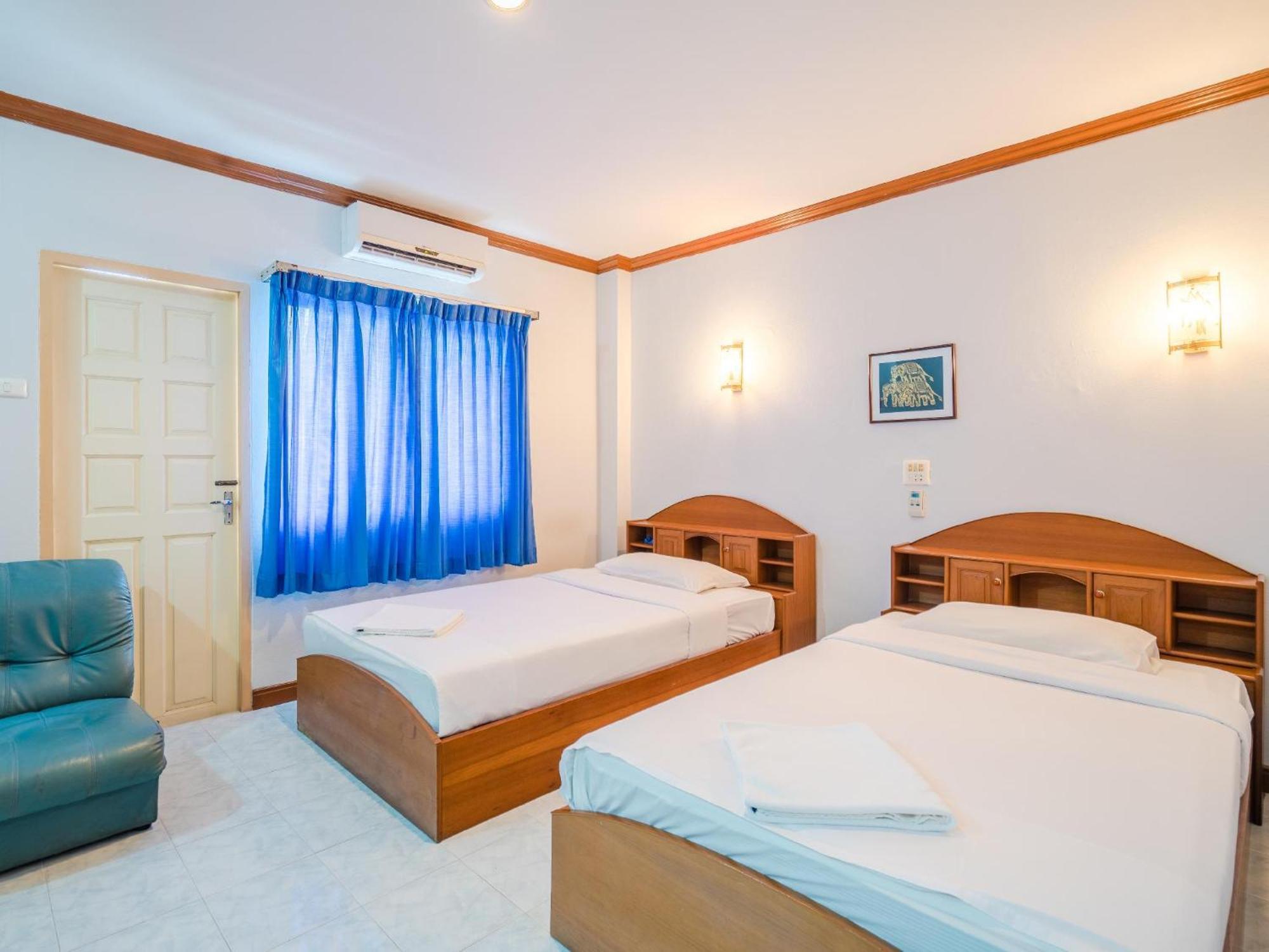Break Point Hotel Patong Exterior photo