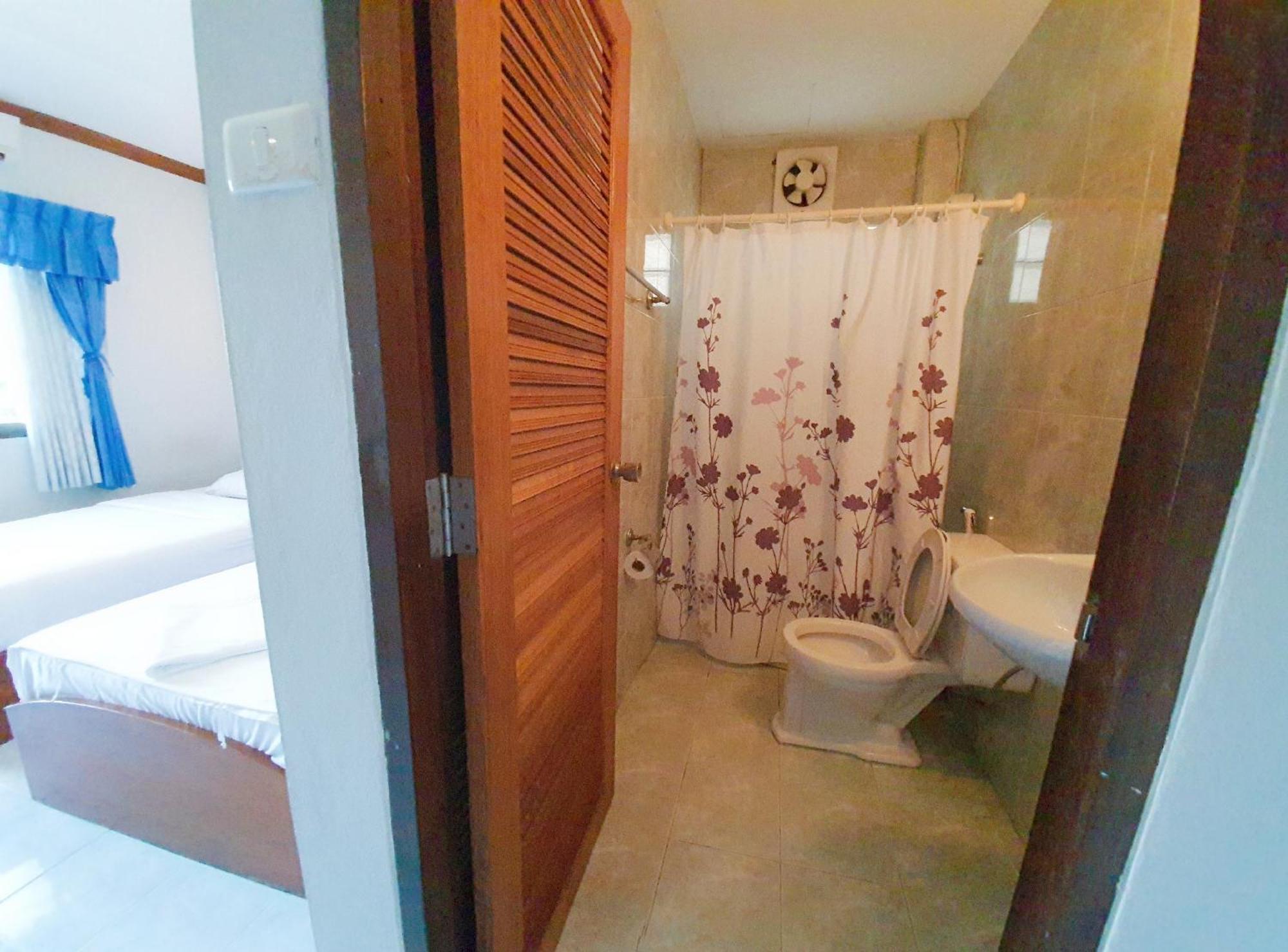 Break Point Hotel Patong Exterior photo