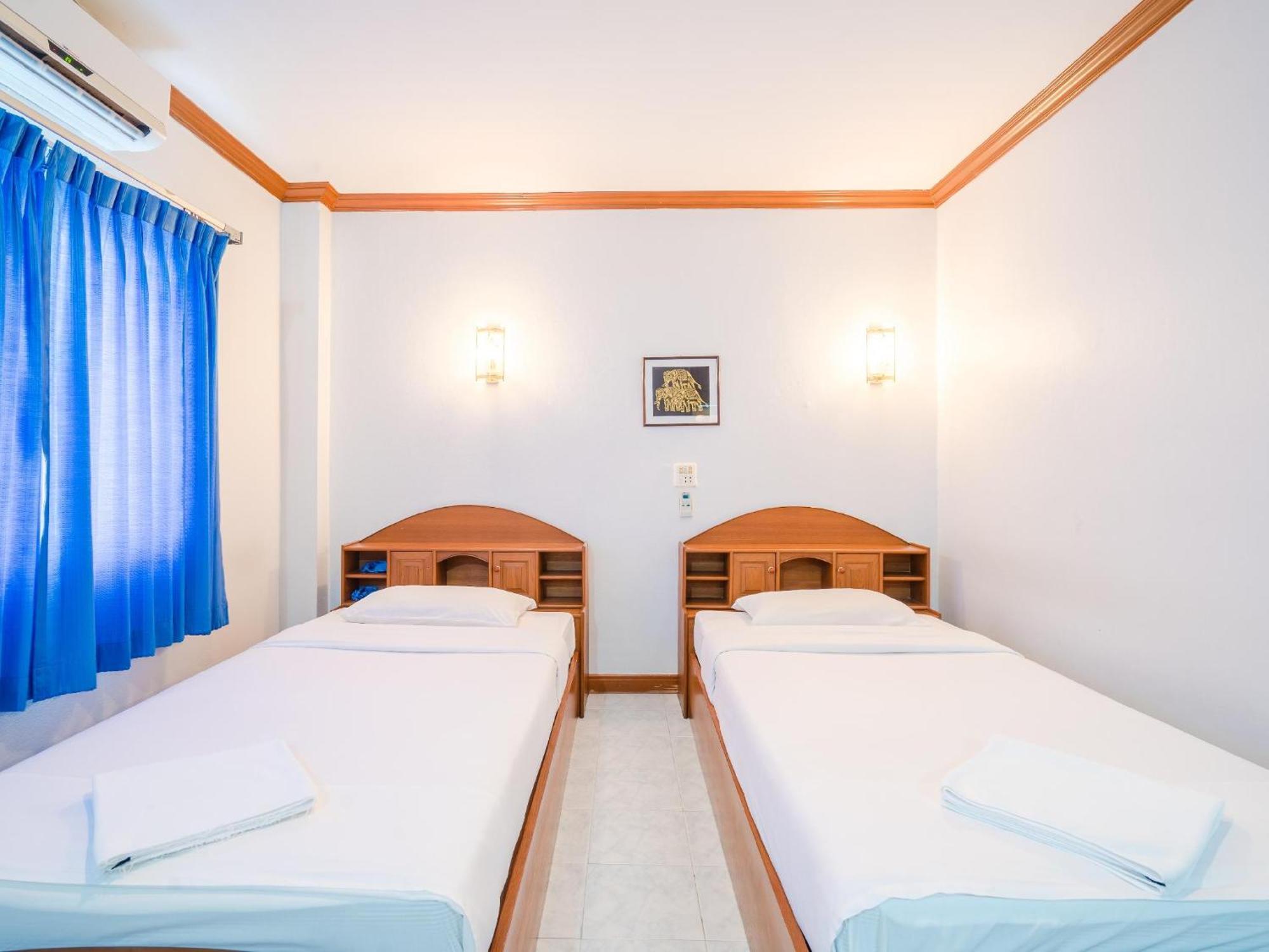Break Point Hotel Patong Exterior photo