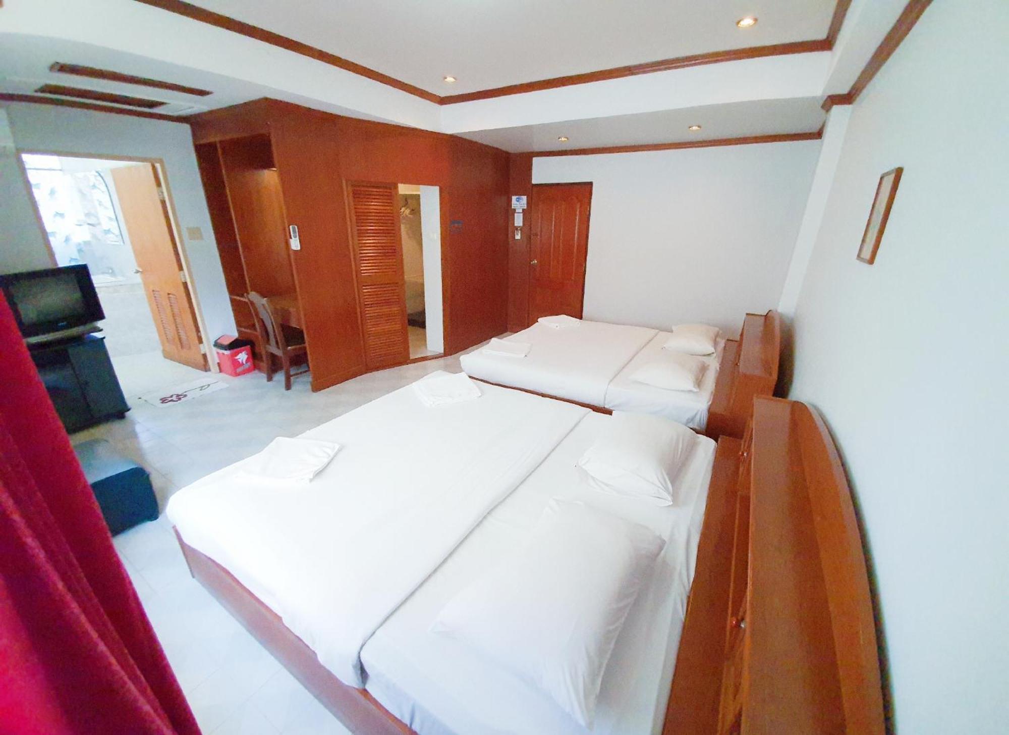 Break Point Hotel Patong Exterior photo