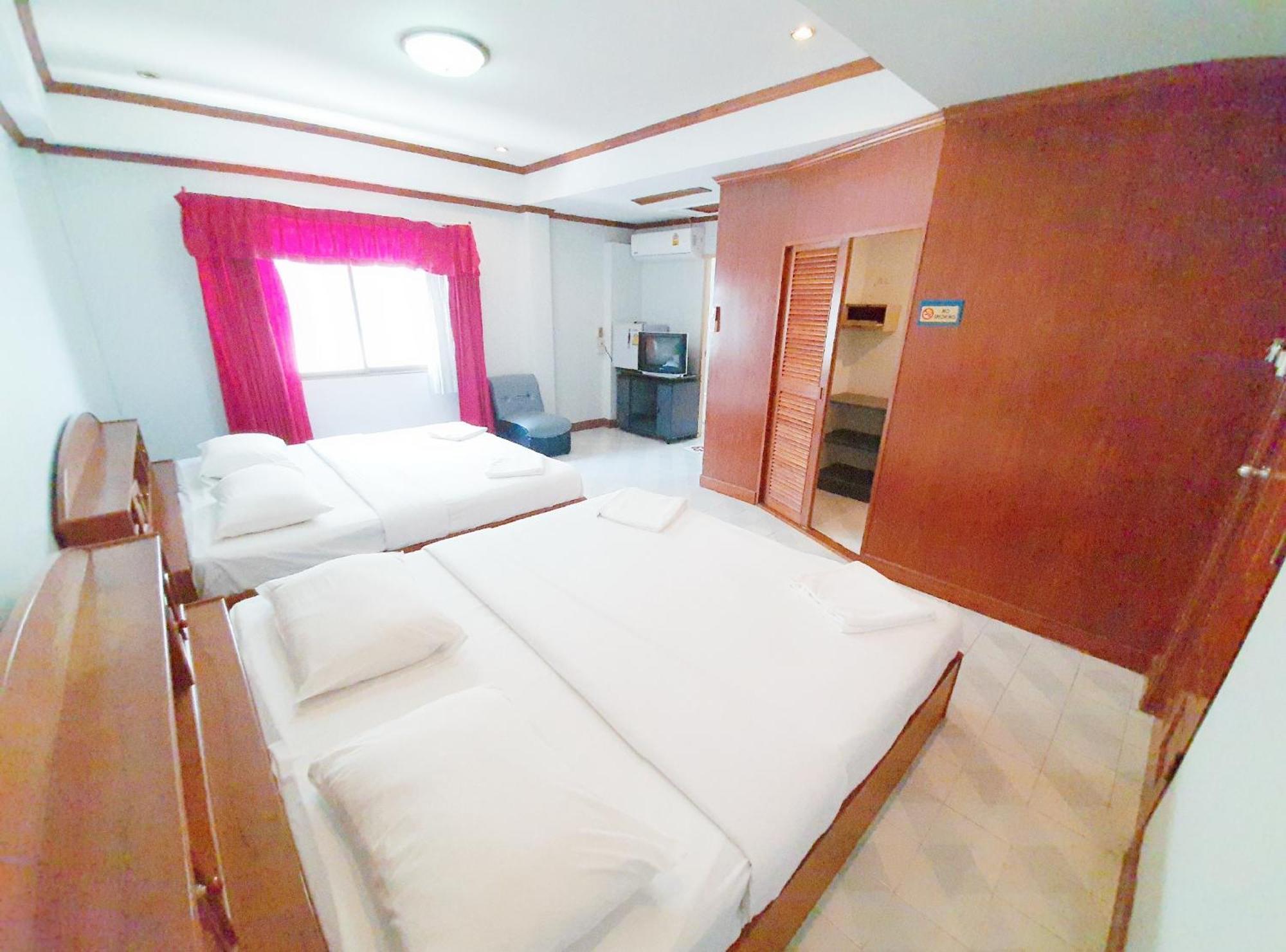 Break Point Hotel Patong Exterior photo