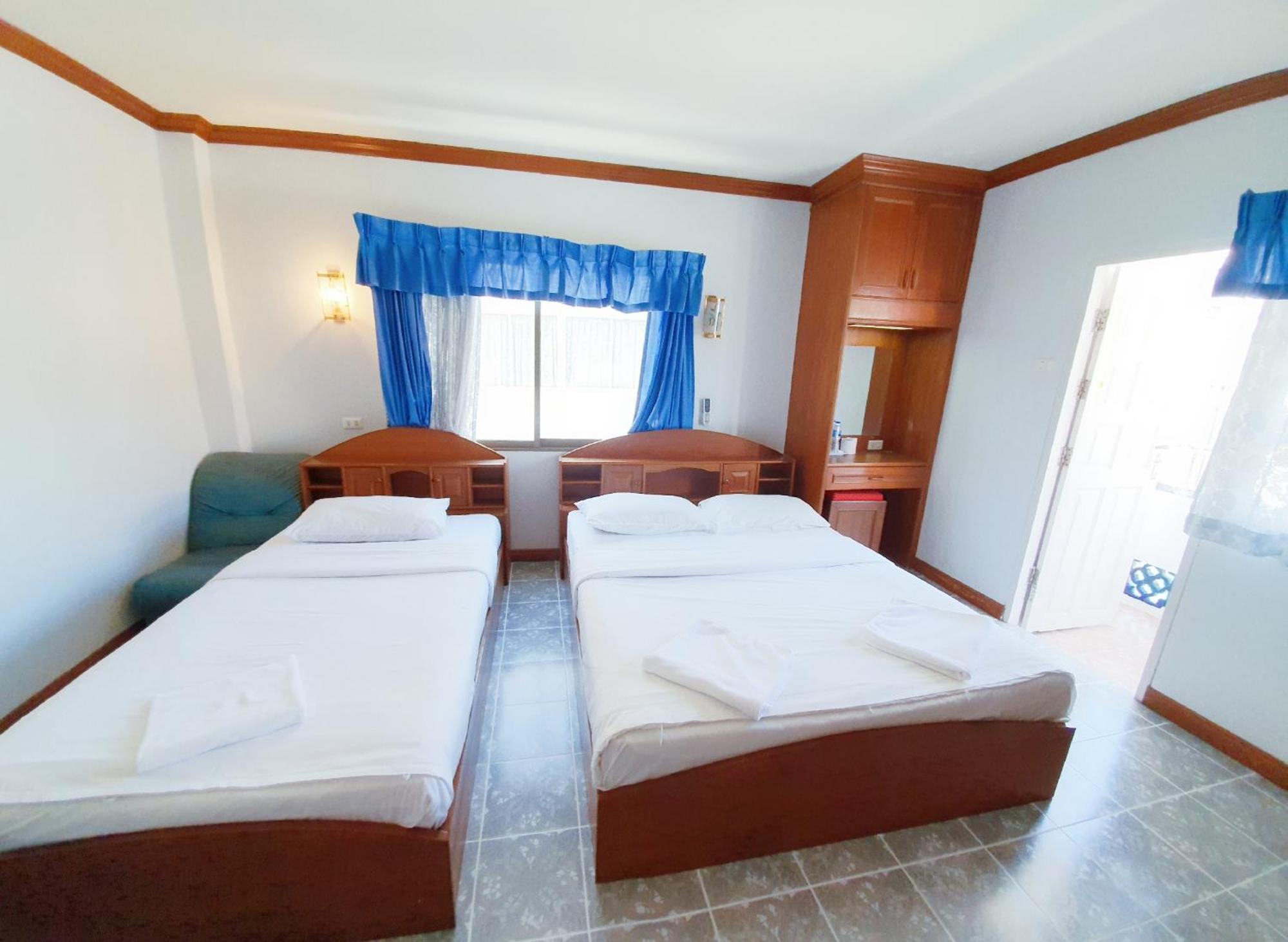 Break Point Hotel Patong Exterior photo