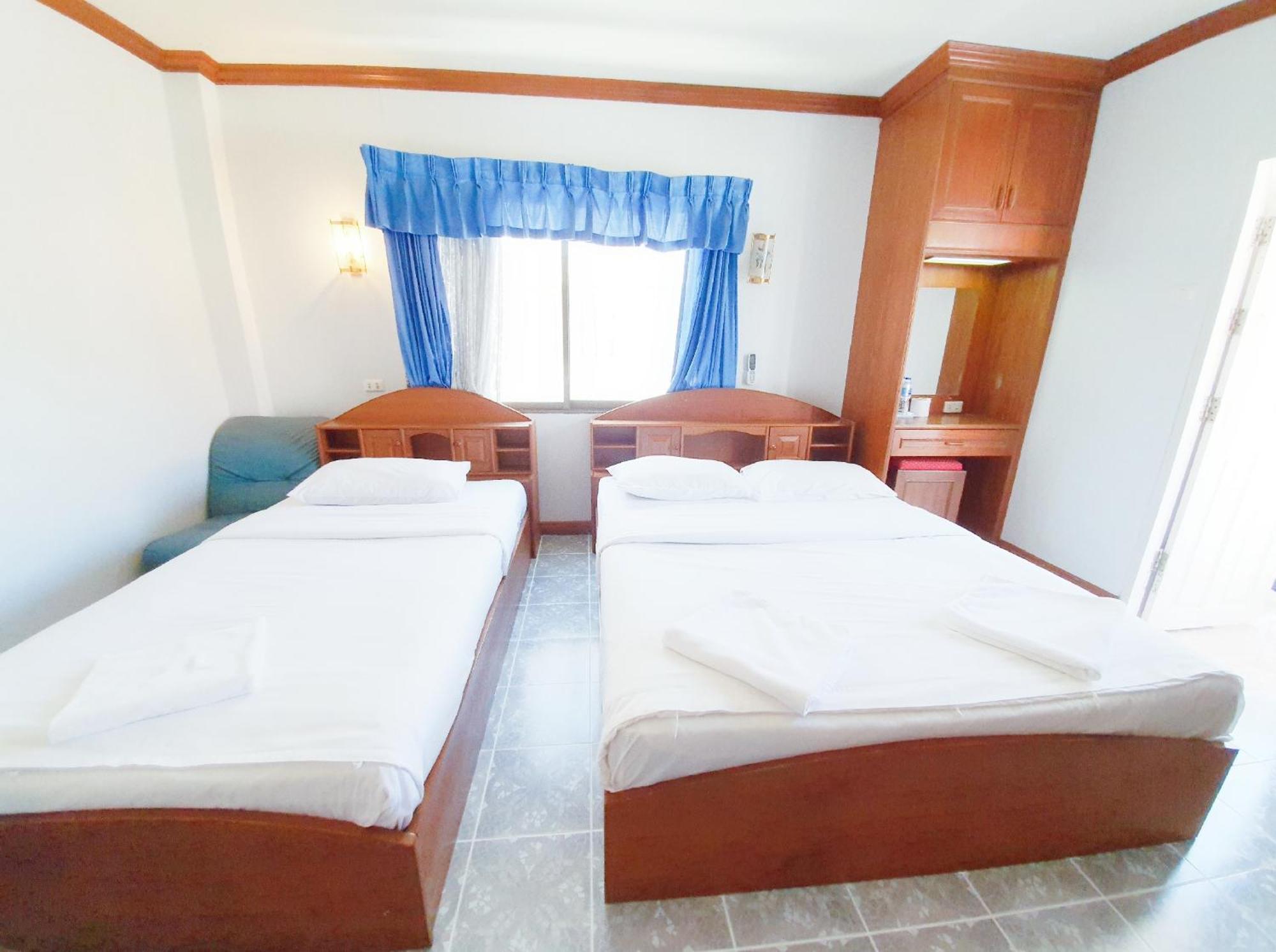 Break Point Hotel Patong Exterior photo