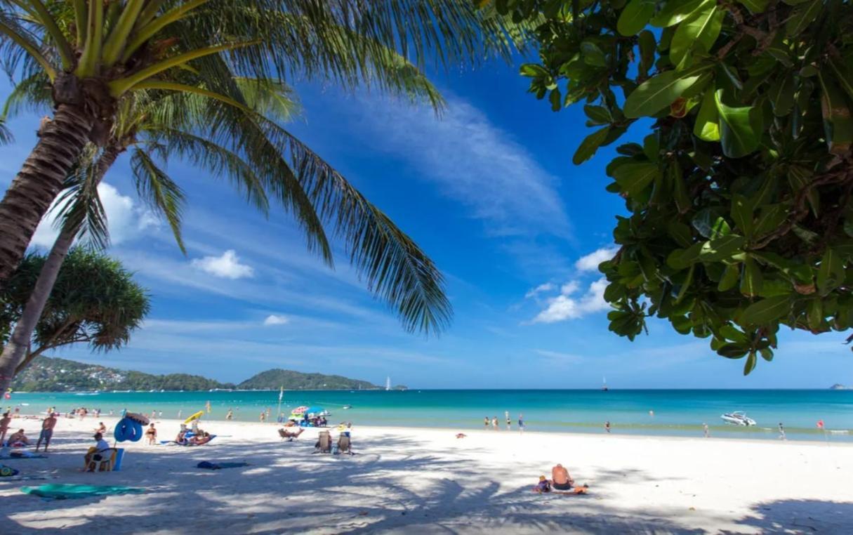 Break Point Hotel Patong Exterior photo