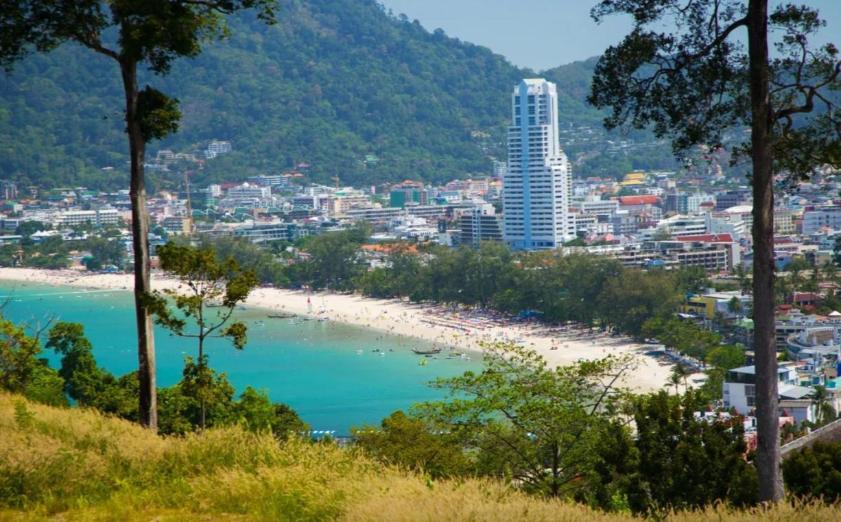Break Point Hotel Patong Exterior photo