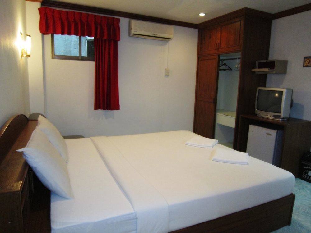 Break Point Hotel Patong Exterior photo