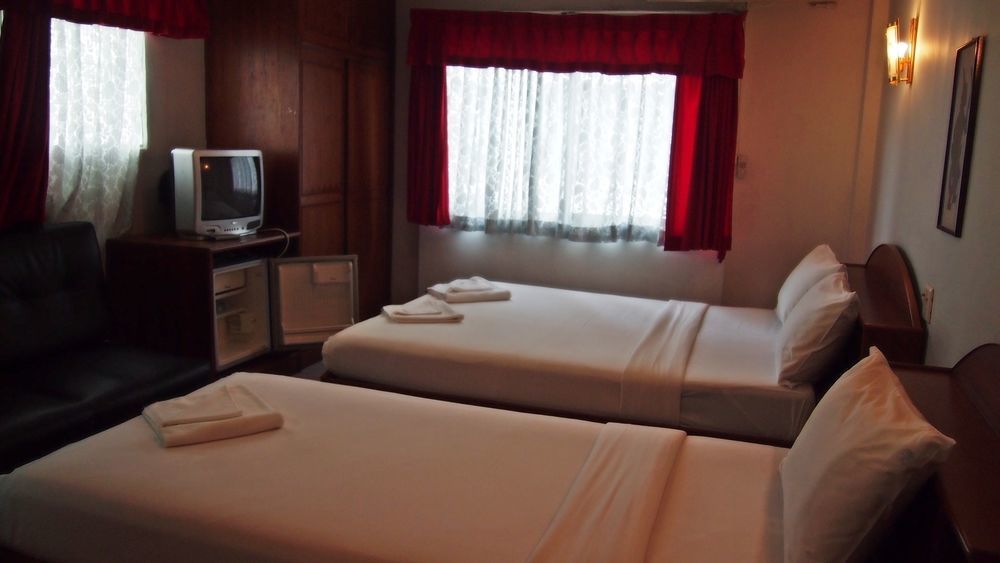 Break Point Hotel Patong Exterior photo