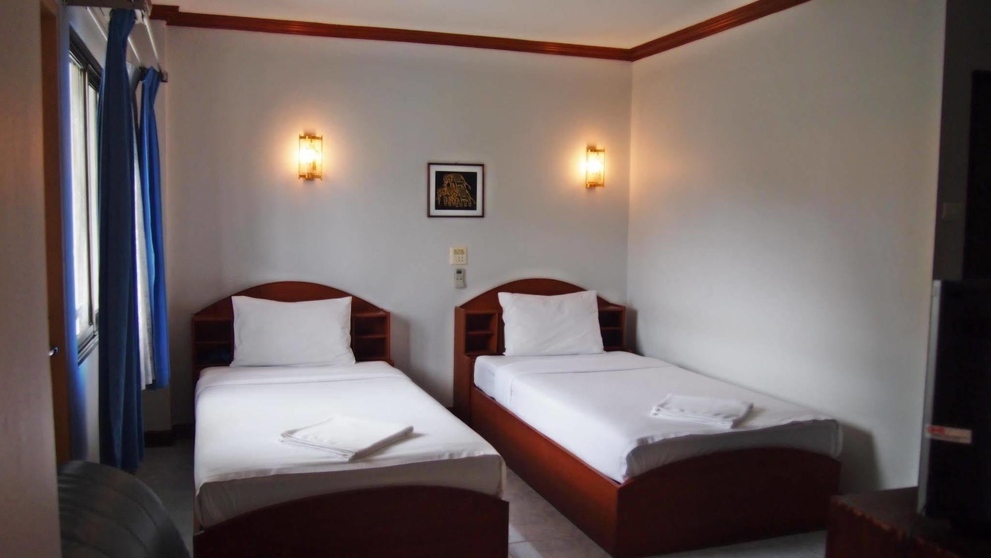 Break Point Hotel Patong Exterior photo